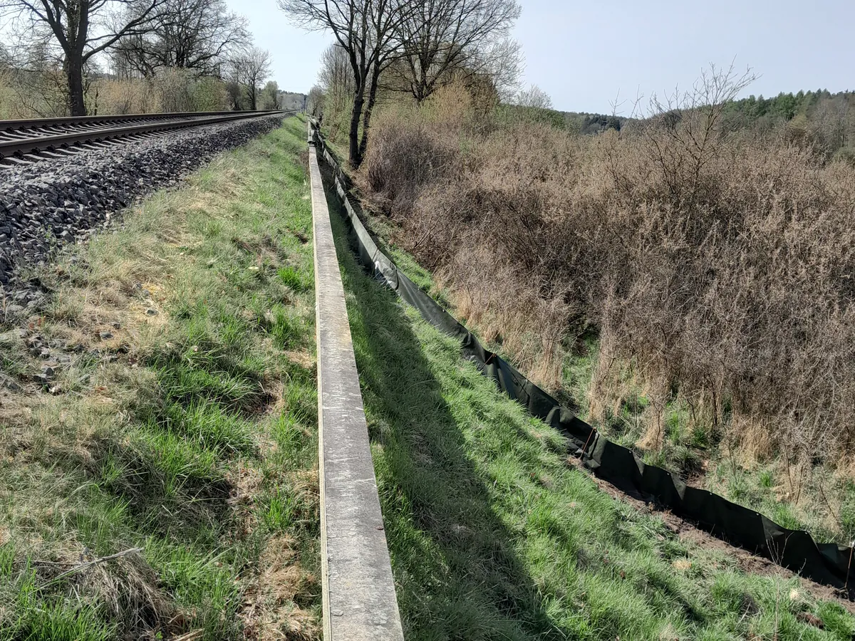 Zaun am Böschungsfuß