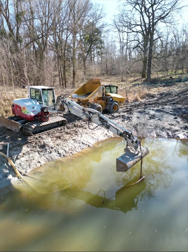 Bagger modelliert die erweiterte Kernwasserfläche am Waldsee Wustermark